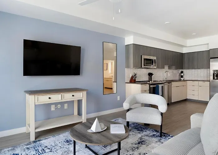 Landing Chic 2Bd Yoga Studio Pool Apartment