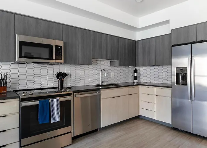Landing Chic 2Bd Yoga Studio Pool Apartment