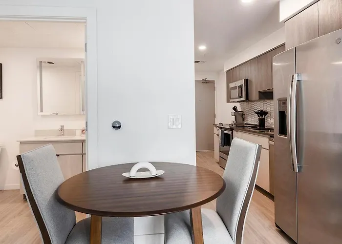 Landing Chic 2Bd Yoga Studio Pool Apartment