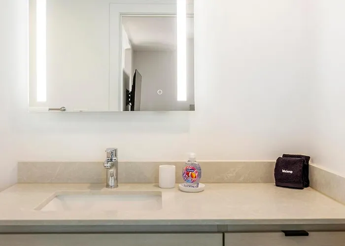 Landing Chic 2Bd Yoga Studio Pool Apartment