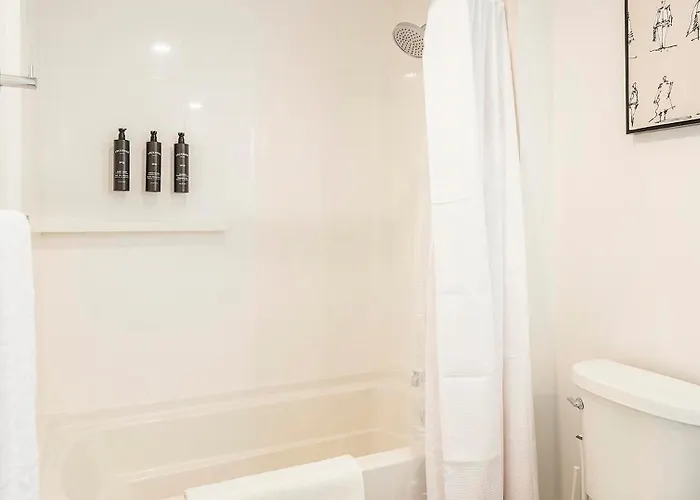 Landing Chic 2Bd Yoga Studio Pool Apartment